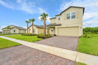 662 Carlyle Wy in Fort Pierce, FL - Building Photo - Building Photo