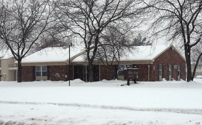 Hilltop Village Apartments in Toledo, OH - Building Photo - Building Photo