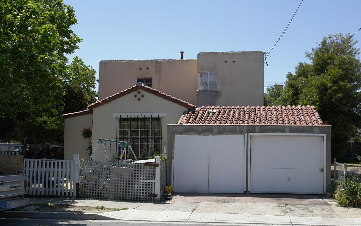 800-804 East St in Pittsburg, CA - Building Photo