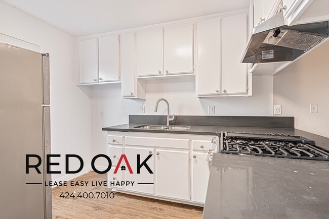 8614 Woodley Ave, Unit 202 in Los Angeles, CA - Foto de edificio - Building Photo