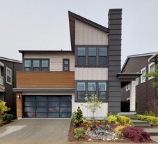 1225 Pine Crest Cir NE in Issaquah, WA - Building Photo