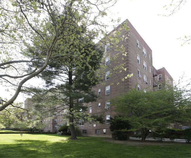 The Plaza in Briarwood, NY - Foto de edificio - Building Photo