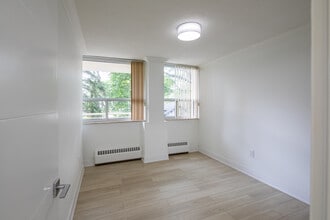 150 Allan in Oakville, ON - Building Photo - Interior Photo