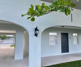 965 Manor Dr in Palm Springs, FL - Building Photo - Building Photo