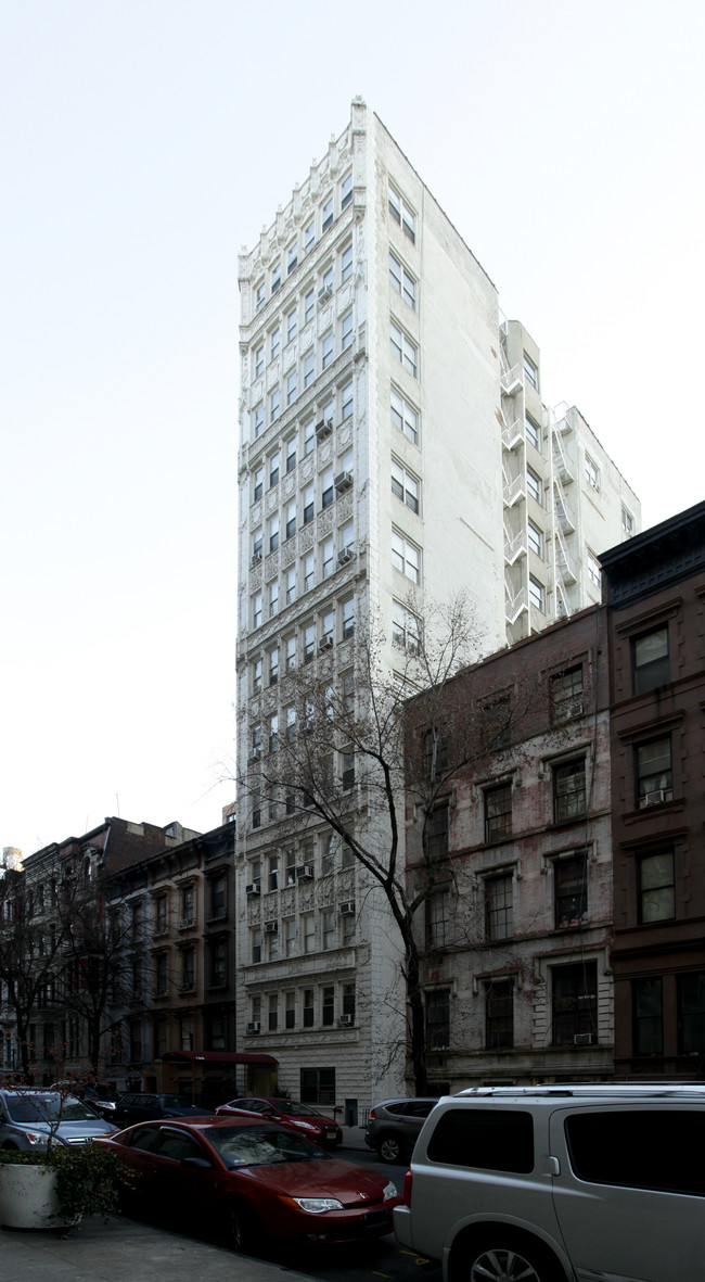 126 W 73rd St in New York, NY - Building Photo - Building Photo