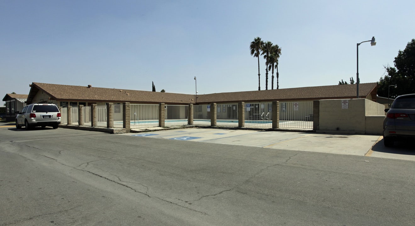 Cedar Village Mobile Home Park in Bloomington, CA - Foto de edificio