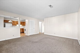 1860 Waters Edge Dr in Clarksville, TN - Foto de edificio - Building Photo