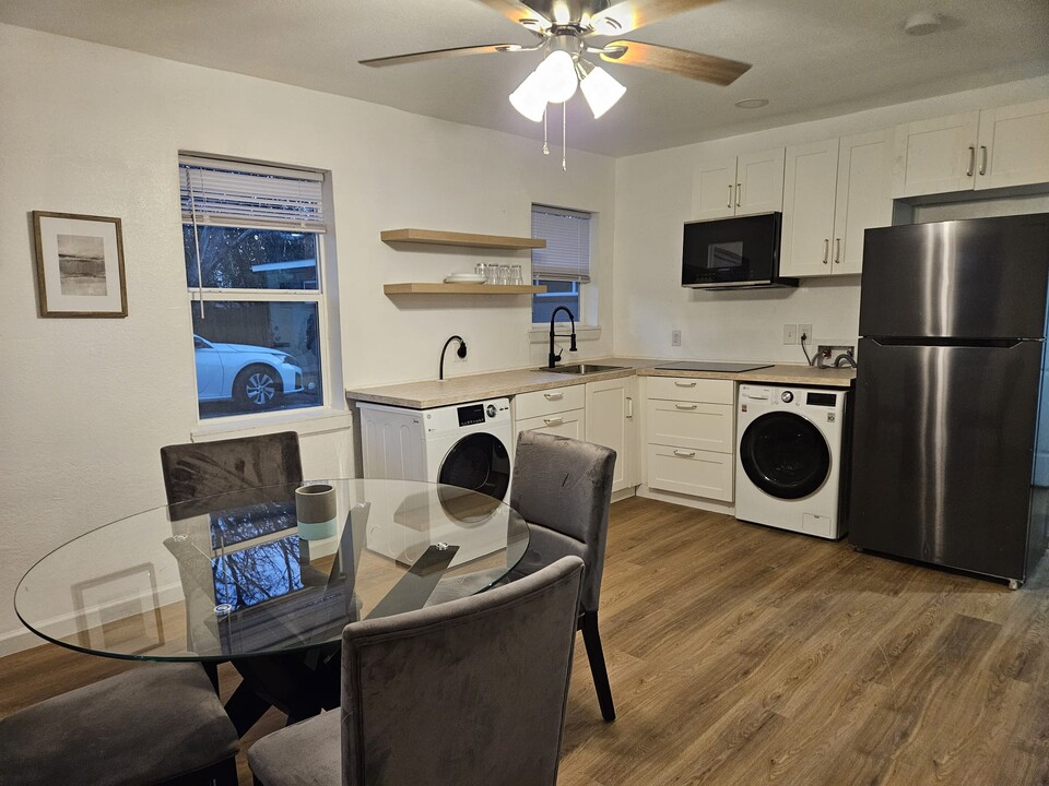 102 Honeysuckle Ln, Unit Central 2 bed -9 Min Medi in San Antonio, TX - Building Photo