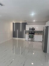 14821 SW 104th Ave in Miami, FL - Foto de edificio - Building Photo