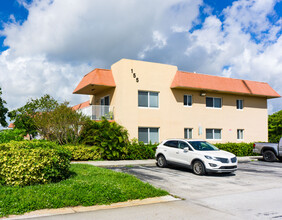 Vista Court Apartments in Deerfield Beach, FL - Building Photo - Building Photo