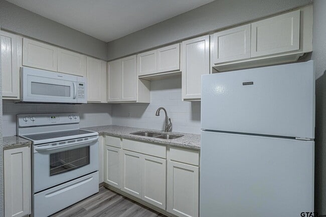 9951 FM 346 in Whitehouse, TX - Foto de edificio - Building Photo