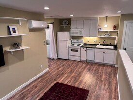 9235 SW 7th Ave, Unit B in Portland, OR - Building Photo