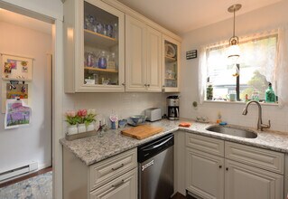 911 Heritage Vlg in Southbury, CT - Building Photo - Building Photo