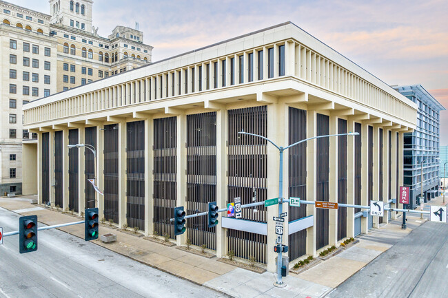 The Penthouse Davenport in Davenport, IA - Foto de edificio - Building Photo