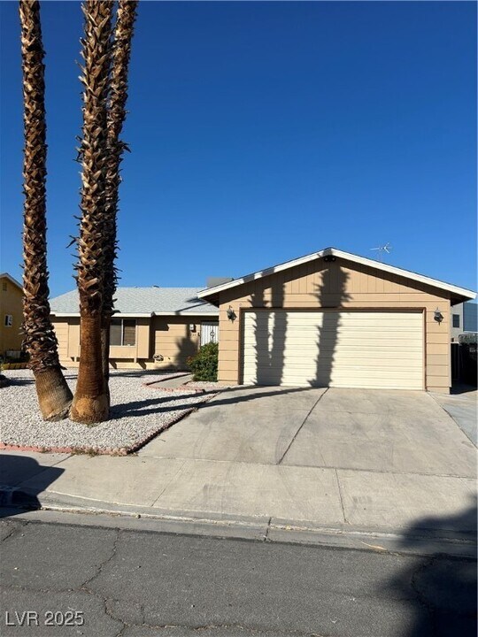 6236 Silverfield Dr in Las Vegas, NV - Building Photo