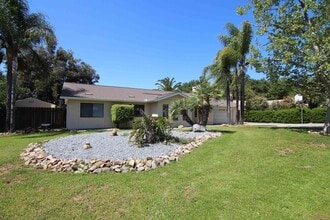 16328 Bassett Ct in Ramona, CA - Foto de edificio - Building Photo