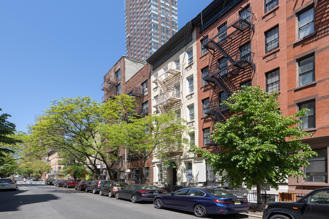 407 E 87th St in New York, NY - Building Photo