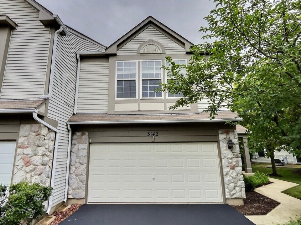 3142 Bromley Ln in Aurora, IL - Building Photo