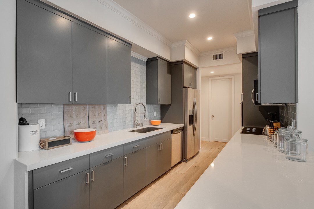 12320 Montana Ave in Los Angeles, CA - Building Photo