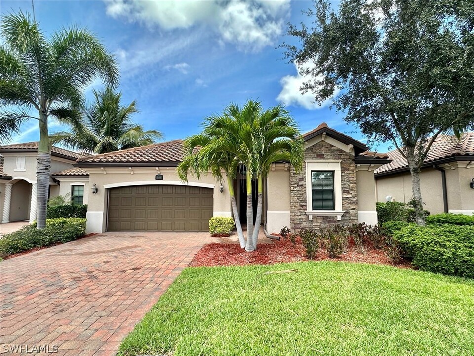 28518 Westmeath Ct in Bonita Springs, FL - Foto de edificio