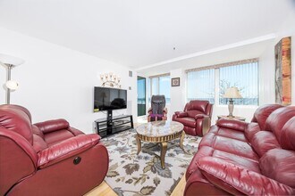 356 Beach St, Unit #2W in Revere, MA - Building Photo - Building Photo