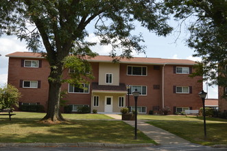 Hickory Arms Apartments in Hermitage, PA - Building Photo - Building Photo