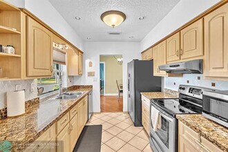 7102 NW 93rd Ave in Tamarac, FL - Building Photo - Building Photo