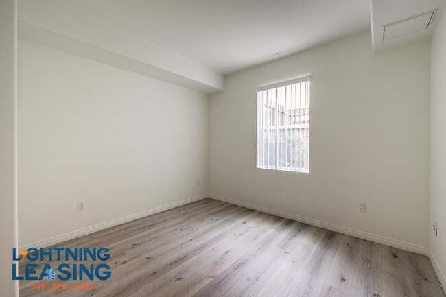 11925-11923 Kling St in Los Angeles, CA - Building Photo - Building Photo