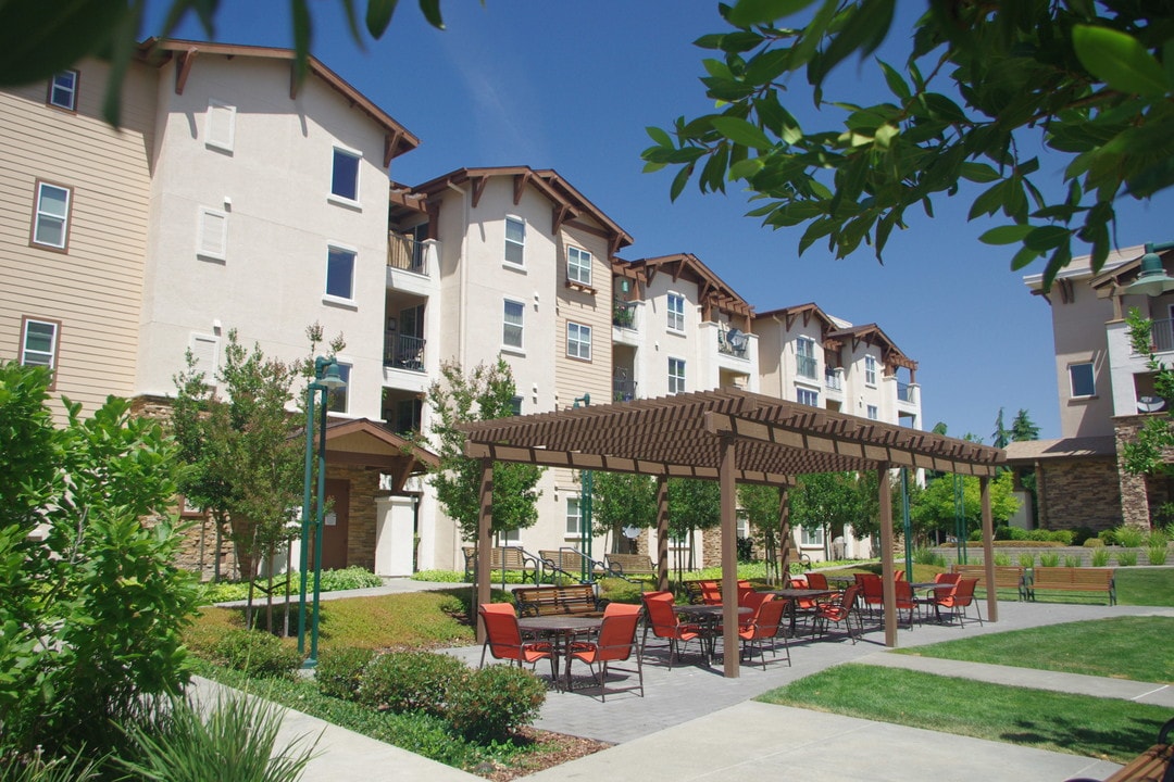 Dublin Ranch Senior in Dublin, CA - Foto de edificio
