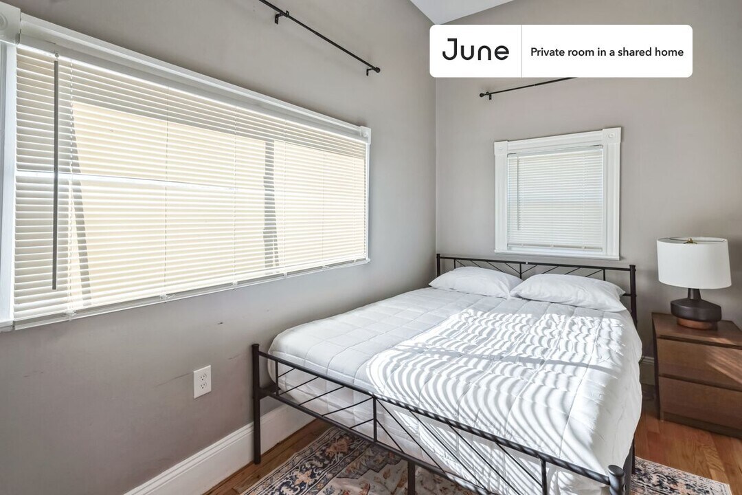Private bedroom in 4 bed/1.5 bath Home in Boston, MA - Building Photo