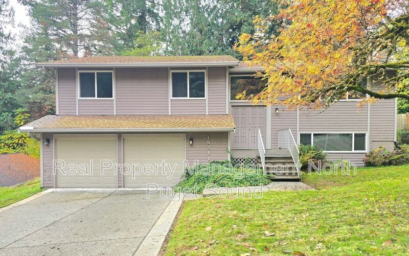 19711 41st Ave NE in Lake Forest Park, WA - Building Photo