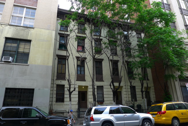 219-223 W 24th St in New York, NY - Building Photo - Building Photo