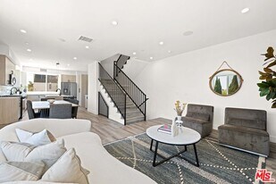 1959-1952 Preuss Rd in Los Angeles, CA - Building Photo