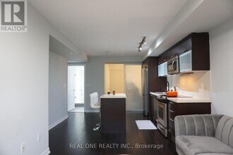 386 Yonge St in Toronto, ON - Building Photo - Building Photo