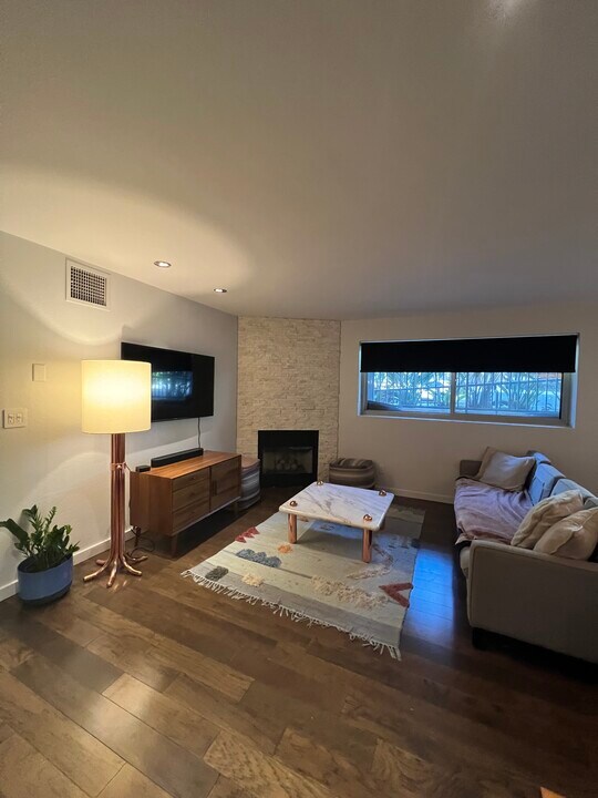 141 S Clark Dr, Unit 106 in West Hollywood, CA - Foto de edificio