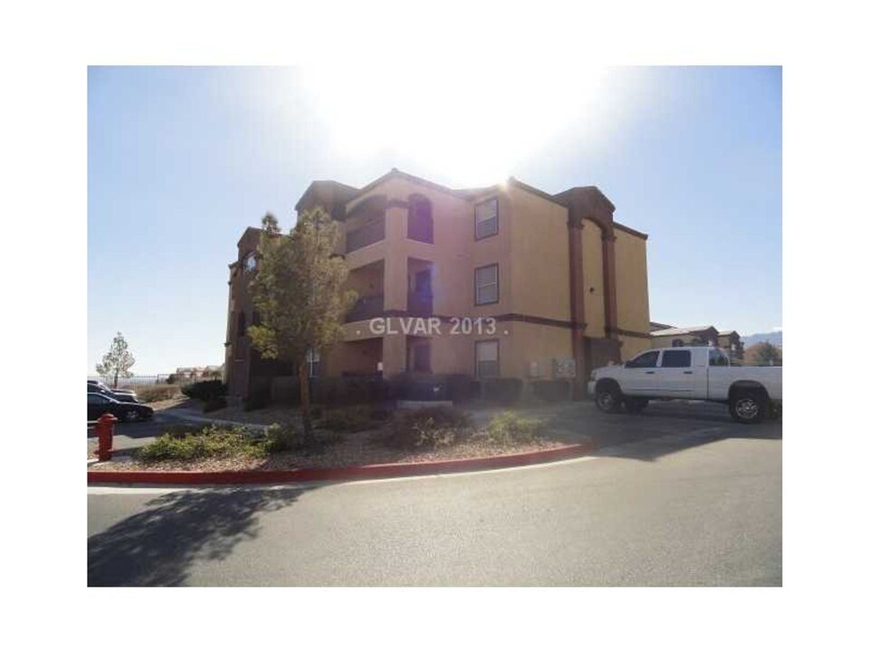 6955 N Durango Dr in Las Vegas, NV - Building Photo