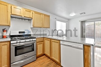 2005 Rose Coral Ave in Las Vegas, NV - Building Photo - Building Photo