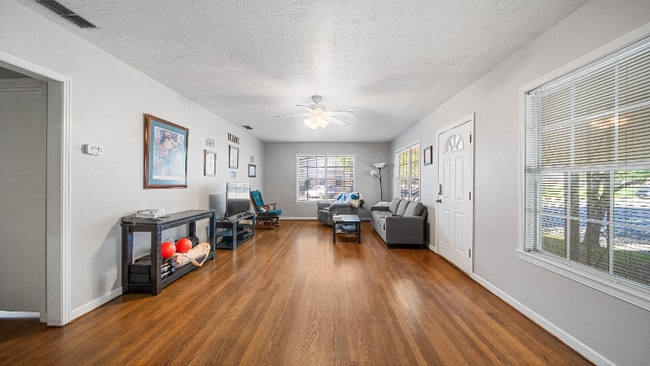 410 N Grimes St in Giddings, TX - Building Photo - Building Photo