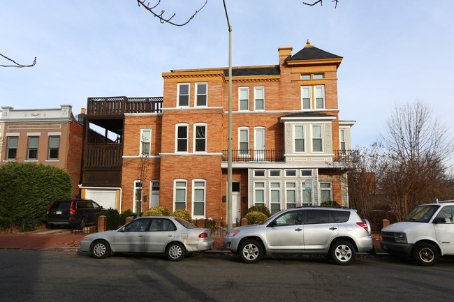 600 9th St NE