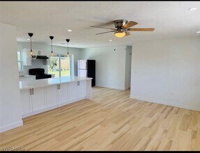 1387 Hernando St in Naples, FL - Foto de edificio - Building Photo