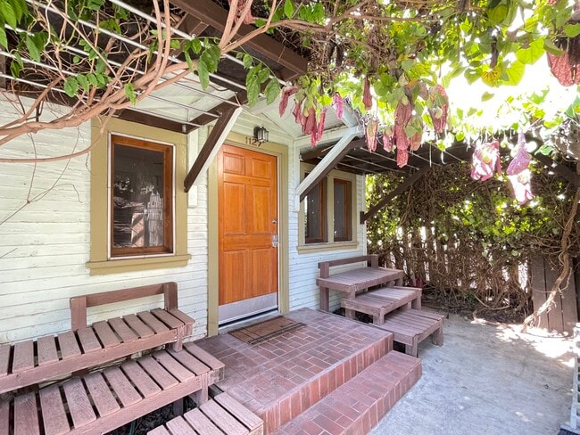 1127 N Hoover St, Unit none in Los Angeles, CA - Building Photo - Building Photo