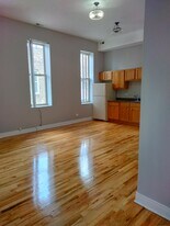 2000-2002 W Chicago Ave in Chicago, IL - Building Photo