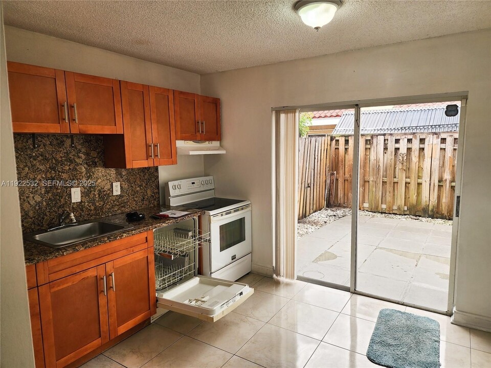 562 NW 82nd Pl in Miami, FL - Building Photo