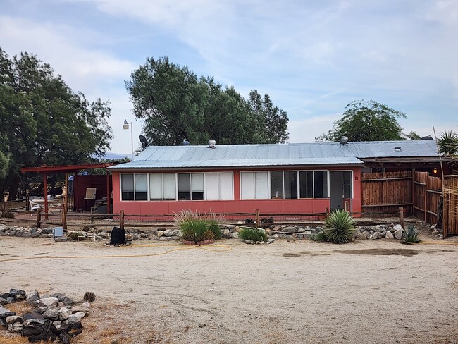 20205 Henry Rd in Desert Hot Springs, CA - Foto de edificio - Building Photo