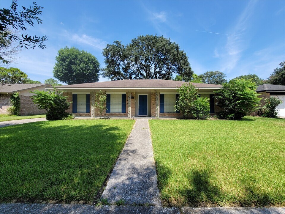 9322 Fairdale Ln in Houston, TX - Building Photo