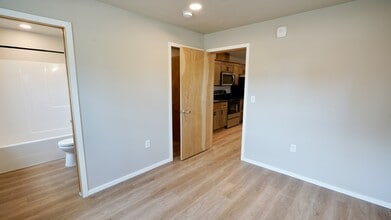 110 SE Handley St in McMinnville, OR - Building Photo - Building Photo