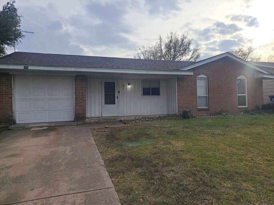 852 Harvard Ln in Lancaster, TX - Building Photo