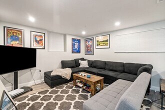 594 E 2nd St, Unit 1 in Boston, MA - Foto de edificio - Building Photo