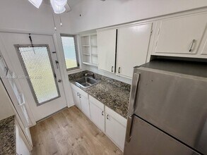 7921 East Dr in North Bay Village, FL - Foto de edificio - Building Photo