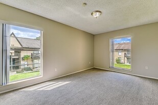 Foxcroft Apartments in Tampa, FL - Building Photo